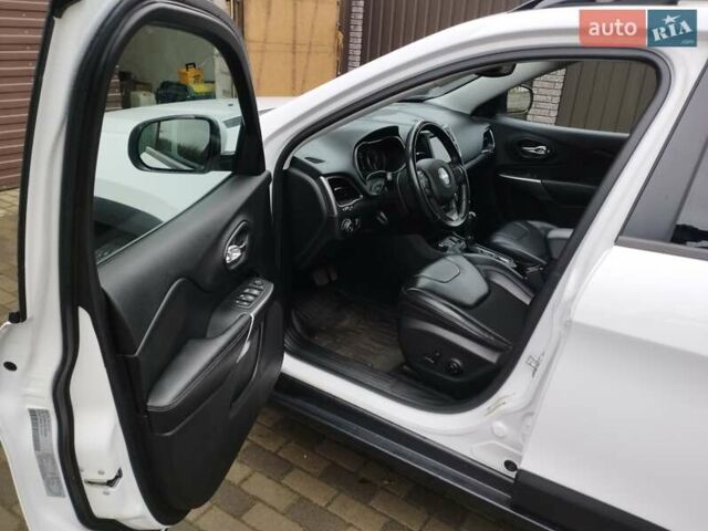 Белый Джип Чероки, объемом двигателя 3.24 л и пробегом 127 тыс. км за 20000 $, фото 3 на Automoto.ua