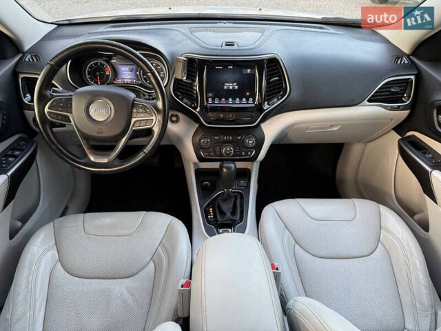 Белый Джип Чероки, объемом двигателя 2.36 л и пробегом 96 тыс. км за 18000 $, фото 61 на Automoto.ua