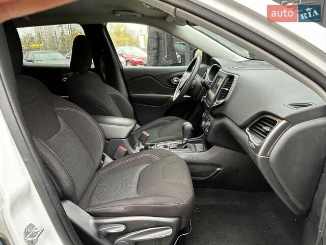 Білий Джип Cherokee, об'ємом двигуна 2.36 л та пробігом 73 тис. км за 17990 $, фото 11 на Automoto.ua