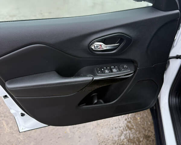 Белый Джип Чероки, объемом двигателя 2.36 л и пробегом 46 тыс. км за 16000 $, фото 6 на Automoto.ua