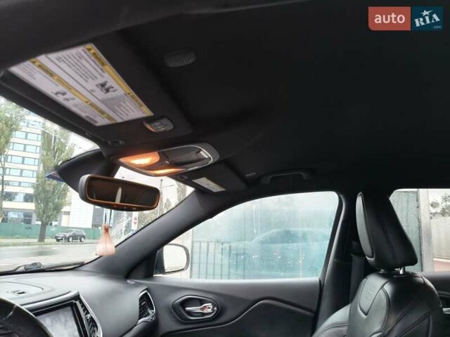 Джип Чероки 2020 в Киеве на Automoto.ua Белый Джип Чероки, объемом двигателя 3.24 л и пробегом 121 тыс. км за 19700 $, фото 15 на Automoto.ua