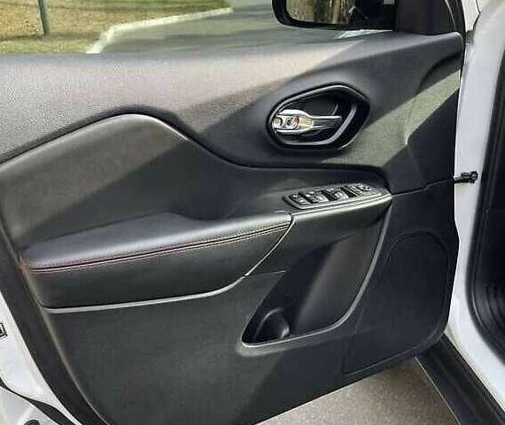 Белый Джип Чероки, объемом двигателя 3.2 л и пробегом 76 тыс. км за 16000 $, фото 3 на Automoto.ua