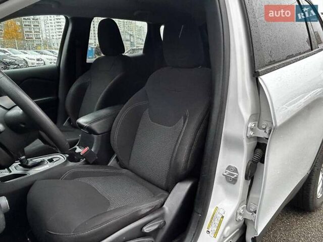 Білий Джип Cherokee, об'ємом двигуна 2.36 л та пробігом 73 тис. км за 17990 $, фото 8 на Automoto.ua