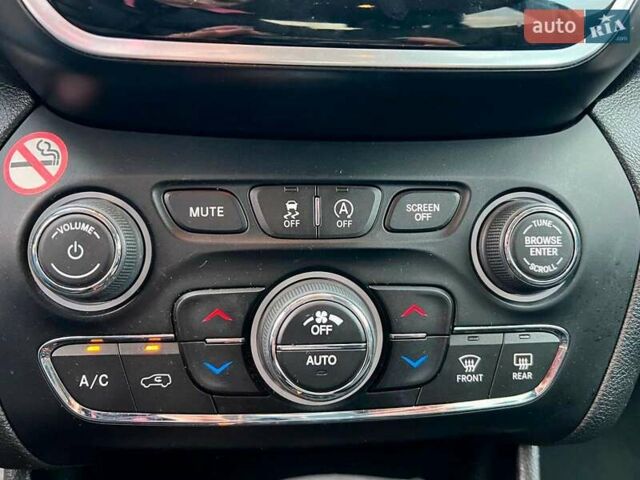 Білий Джип Cherokee, об'ємом двигуна 3.2 л та пробігом 76 тис. км за 18790 $, фото 31 на Automoto.ua