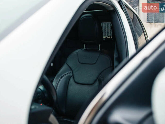 Белый Джип Чероки, объемом двигателя 2.36 л и пробегом 111 тыс. км за 15000 $, фото 8 на Automoto.ua