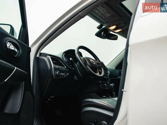 Белый Джип Чероки, объемом двигателя 2.36 л и пробегом 111 тыс. км за 15000 $, фото 7 на Automoto.ua