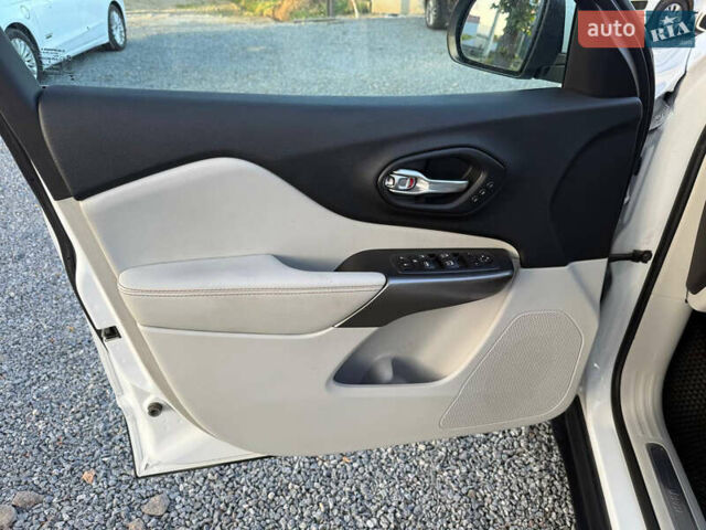 Белый Джип Чероки, объемом двигателя 2.36 л и пробегом 96 тыс. км за 18000 $, фото 26 на Automoto.ua