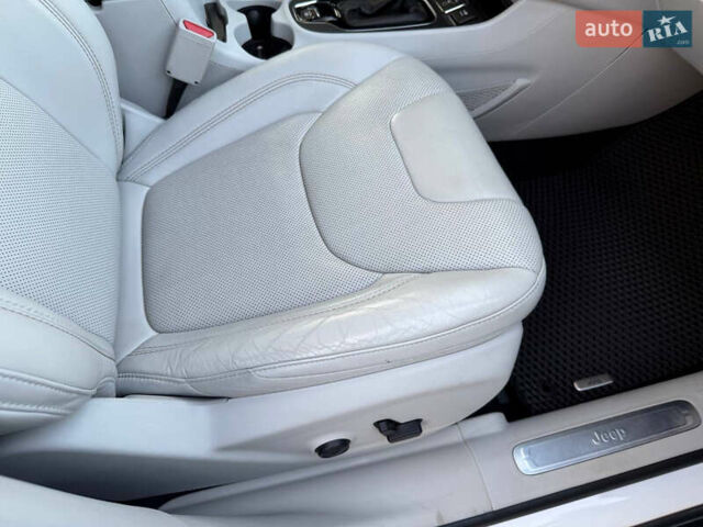 Белый Джип Чероки, объемом двигателя 2.36 л и пробегом 96 тыс. км за 18000 $, фото 56 на Automoto.ua
