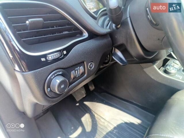 Білий Джип Cherokee, об'ємом двигуна 3.24 л та пробігом 70 тис. км за 21500 $, фото 22 на Automoto.ua