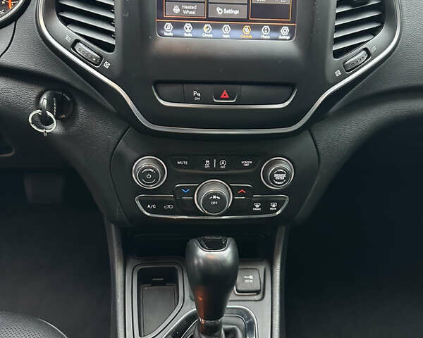 Білий Джип Cherokee, об'ємом двигуна 2.36 л та пробігом 49 тис. км за 16500 $, фото 12 на Automoto.ua