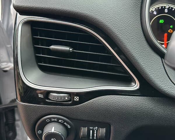 Білий Джип Cherokee, об'ємом двигуна 2.36 л та пробігом 49 тис. км за 16500 $, фото 13 на Automoto.ua