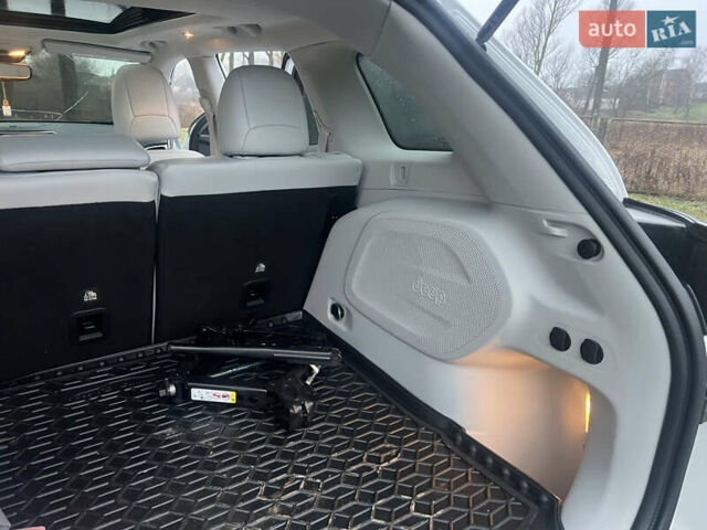 Белый Джип Чероки, объемом двигателя 3.24 л и пробегом 52 тыс. км за 21000 $, фото 12 на Automoto.ua