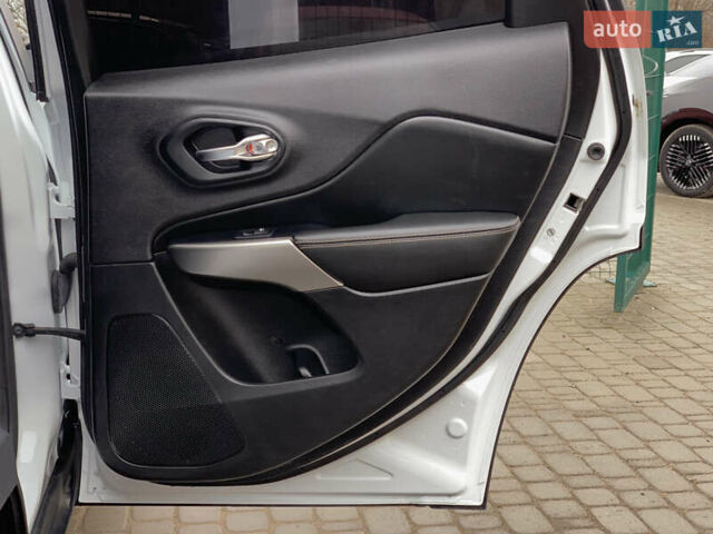 Белый Джип Чероки, объемом двигателя 3.2 л и пробегом 49 тыс. км за 22755 $, фото 37 на Automoto.ua