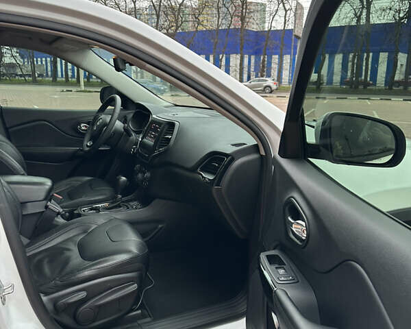 Білий Джип Cherokee, об'ємом двигуна 2.36 л та пробігом 49 тис. км за 16500 $, фото 18 на Automoto.ua