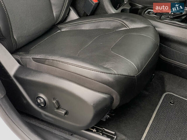 Белый Джип Чероки, объемом двигателя 3.2 л и пробегом 49 тыс. км за 22755 $, фото 42 на Automoto.ua