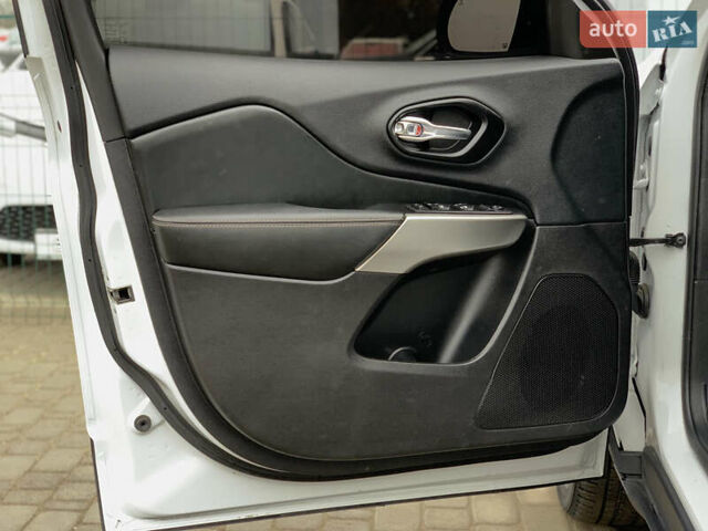 Белый Джип Чероки, объемом двигателя 3.2 л и пробегом 49 тыс. км за 22755 $, фото 28 на Automoto.ua