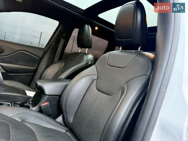 Белый Джип Чероки, объемом двигателя 3.2 л и пробегом 50 тыс. км за 22500 $, фото 32 на Automoto.ua