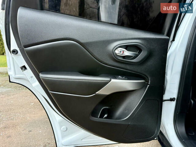 Белый Джип Чероки, объемом двигателя 3.2 л и пробегом 50 тыс. км за 22500 $, фото 57 на Automoto.ua