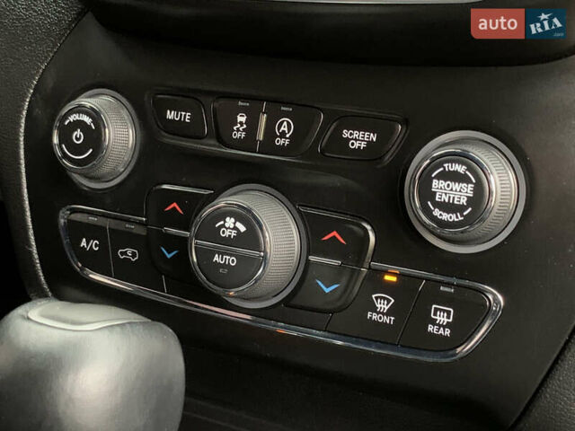 Белый Джип Чероки, объемом двигателя 3.2 л и пробегом 49 тыс. км за 22755 $, фото 45 на Automoto.ua