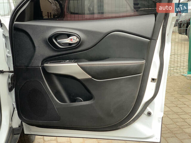 Белый Джип Чероки, объемом двигателя 3.2 л и пробегом 49 тыс. км за 22755 $, фото 39 на Automoto.ua