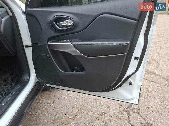 Білий Джип Cherokee, об'ємом двигуна 3.2 л та пробігом 78 тис. км за 23500 $, фото 31 на Automoto.ua