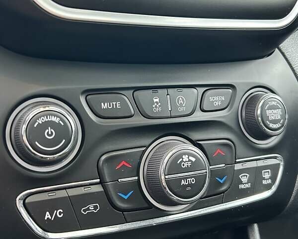 Белый Джип Чероки, объемом двигателя 3.24 л и пробегом 69 тыс. км за 21700 $, фото 22 на Automoto.ua