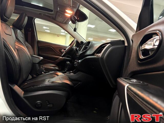 Білий Джип Cherokee, об'ємом двигуна 2 л та пробігом 19 тис. км за 24900 $, фото 7 на Automoto.ua