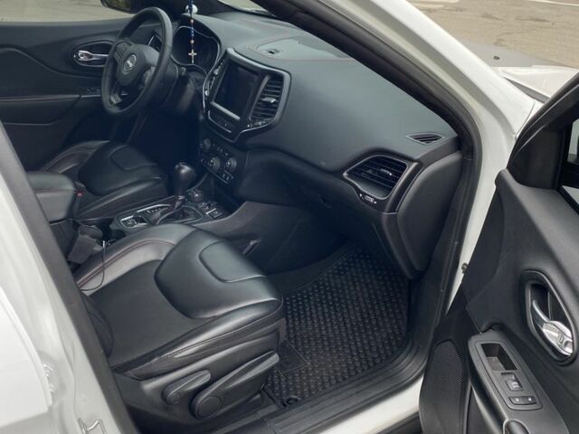 Джип Чероки 2022 в Чернигове на Automoto.ua Белый Джип Чероки, объемом двигателя 3.2 л и пробегом 97 тыс. км за 23000 $, фото 3 на Automoto.ua