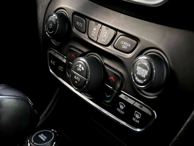 Белый Джип Чероки, объемом двигателя 3.2 л и пробегом 65 тыс. км за 12300 $, фото 19 на Automoto.ua