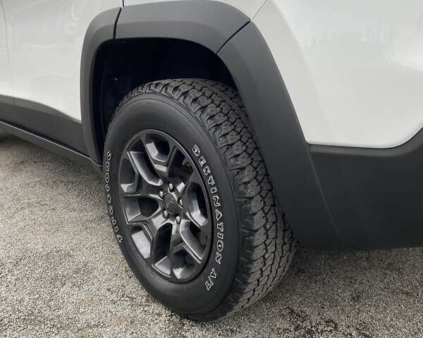 Джип Чероки 2022 в Чернигове на Automoto.ua Белый Джип Чероки, объемом двигателя 3.2 л и пробегом 97 тыс. км за 23000 $, фото 9 на Automoto.ua