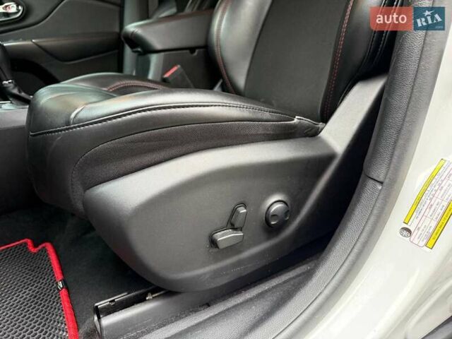 Белый Джип Чероки, объемом двигателя 3.24 л и пробегом 84 тыс. км за 24500 $, фото 27 на Automoto.ua