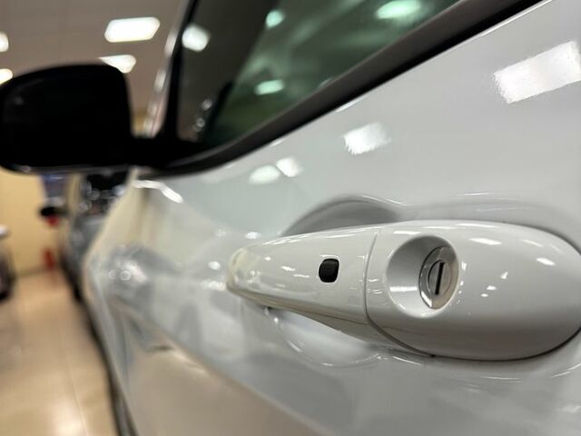 Білий Джип Cherokee, об'ємом двигуна 2 л та пробігом 19 тис. км за 24900 $, фото 1 на Automoto.ua