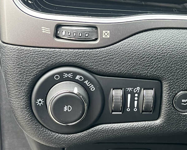 Джип Чероки 2022 в Одессе на Automoto.ua Белый Джип Чероки, объемом двигателя 2 л и пробегом 27 тыс. км за 23500 $, фото 42 на Automoto.ua