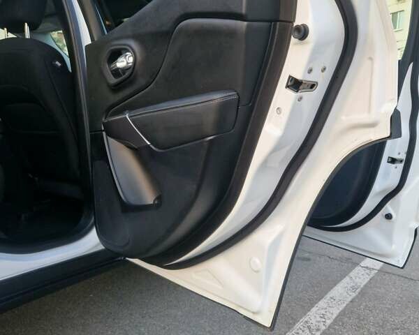 Белый Джип Чероки, объемом двигателя 3.24 л и пробегом 61 тыс. км за 19500 $, фото 14 на Automoto.ua