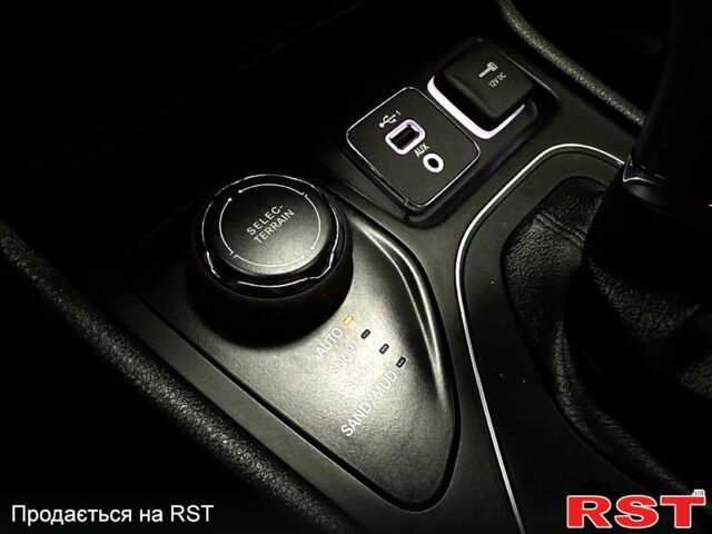 Білий Джип Cherokee, об'ємом двигуна 2 л та пробігом 19 тис. км за 24900 $, фото 11 на Automoto.ua