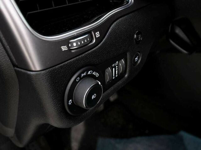 Белый Джип Чероки, объемом двигателя 3.2 л и пробегом 65 тыс. км за 12300 $, фото 16 на Automoto.ua