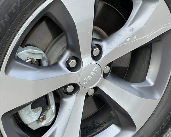 Джип Чероки 2022 в Одессе на Automoto.ua Белый Джип Чероки, объемом двигателя 2 л и пробегом 27 тыс. км за 23500 $, фото 6 на Automoto.ua