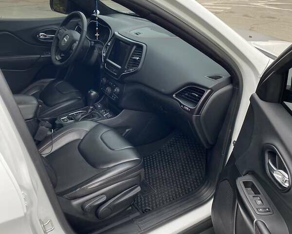 Джип Чероки 2022 в Чернигове на Automoto.ua Белый Джип Чероки, объемом двигателя 3.2 л и пробегом 97 тыс. км за 23000 $, фото 2 на Automoto.ua