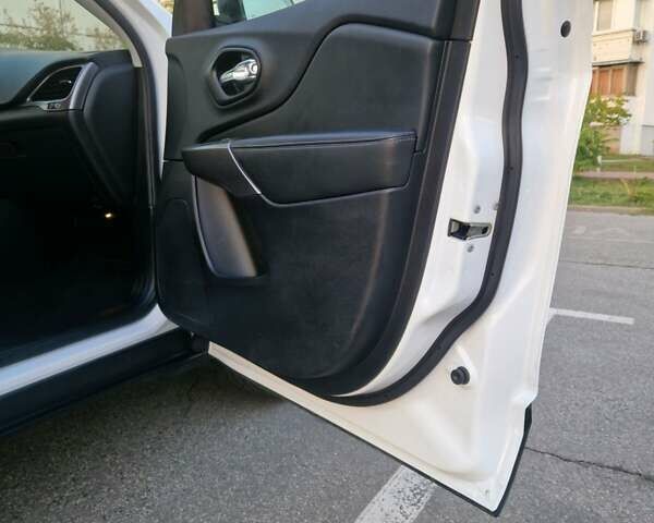 Белый Джип Чероки, объемом двигателя 3.24 л и пробегом 61 тыс. км за 19500 $, фото 15 на Automoto.ua