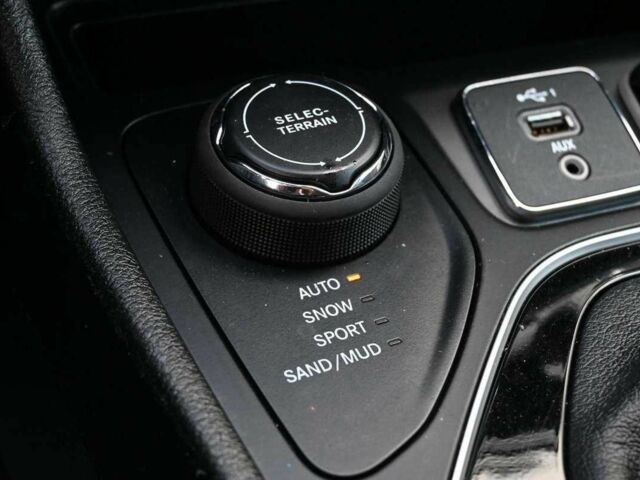 Белый Джип Чероки, объемом двигателя 3.2 л и пробегом 65 тыс. км за 12300 $, фото 23 на Automoto.ua