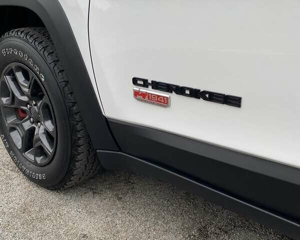 Джип Чероки 2022 в Чернигове на Automoto.ua Белый Джип Чероки, объемом двигателя 3.2 л и пробегом 97 тыс. км за 23000 $, фото 1 на Automoto.ua