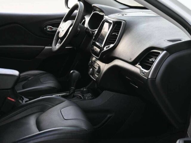 Белый Джип Чероки, объемом двигателя 3.2 л и пробегом 65 тыс. км за 12300 $, фото 18 на Automoto.ua