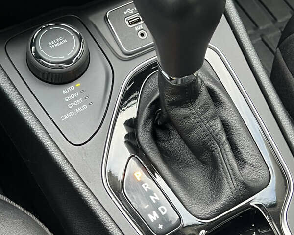 Джип Чероки 2022 в Одессе на Automoto.ua Белый Джип Чероки, объемом двигателя 2 л и пробегом 27 тыс. км за 23500 $, фото 23 на Automoto.ua