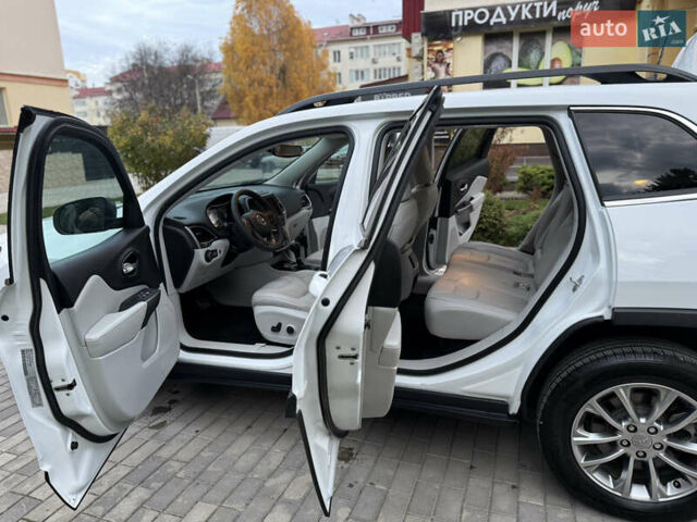 Белый Джип Чероки, объемом двигателя 3.24 л и пробегом 73 тыс. км за 18500 $, фото 88 на Automoto.ua