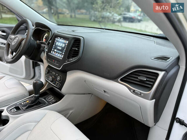 Белый Джип Чероки, объемом двигателя 3.24 л и пробегом 73 тыс. км за 18500 $, фото 62 на Automoto.ua