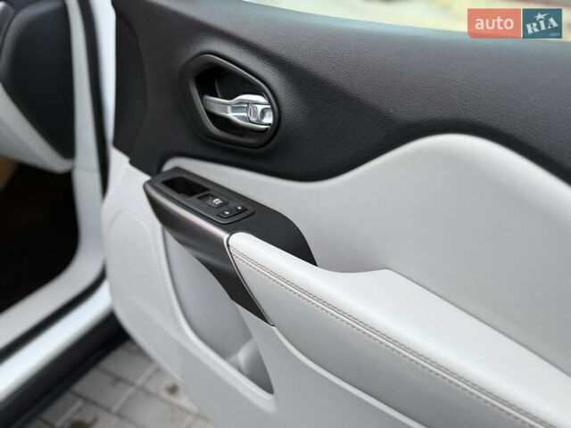 Белый Джип Чероки, объемом двигателя 3.24 л и пробегом 73 тыс. км за 18500 $, фото 64 на Automoto.ua