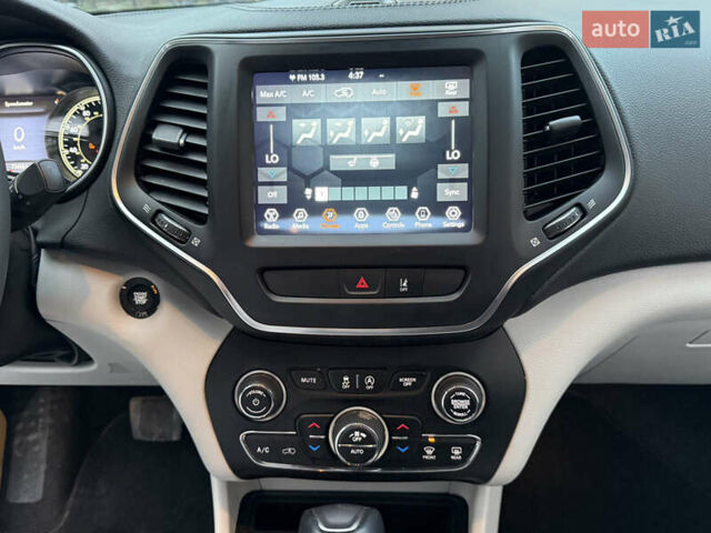 Белый Джип Чероки, объемом двигателя 3.24 л и пробегом 73 тыс. км за 18500 $, фото 73 на Automoto.ua