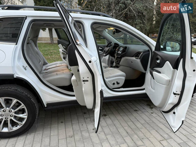 Белый Джип Чероки, объемом двигателя 3.24 л и пробегом 73 тыс. км за 18500 $, фото 69 на Automoto.ua