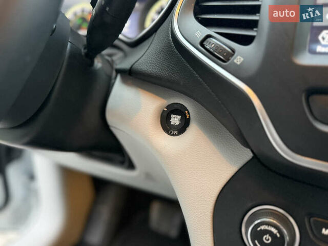 Белый Джип Чероки, объемом двигателя 3.24 л и пробегом 73 тыс. км за 18500 $, фото 75 на Automoto.ua