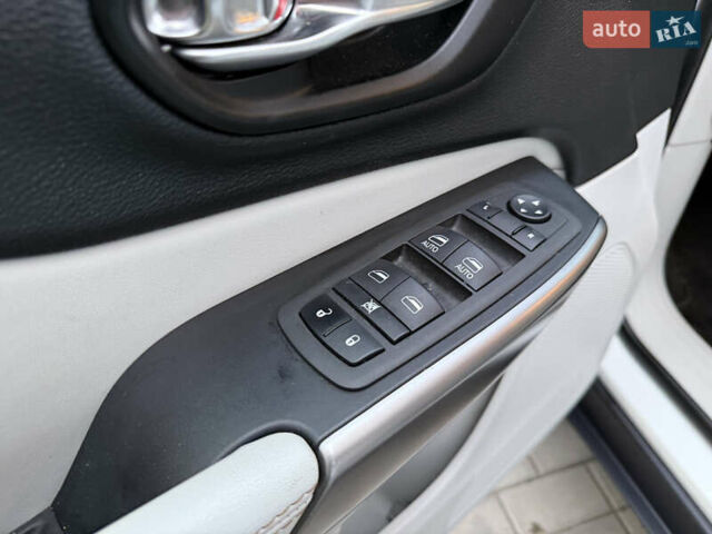 Белый Джип Чероки, объемом двигателя 3.24 л и пробегом 73 тыс. км за 18500 $, фото 53 на Automoto.ua